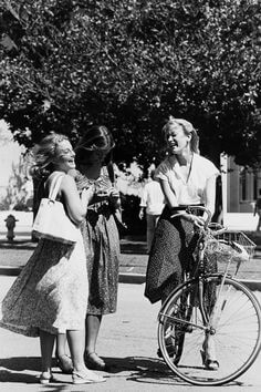 Three USC students stopping for a chat on Trousdale in 1980 when Rosa was a student.