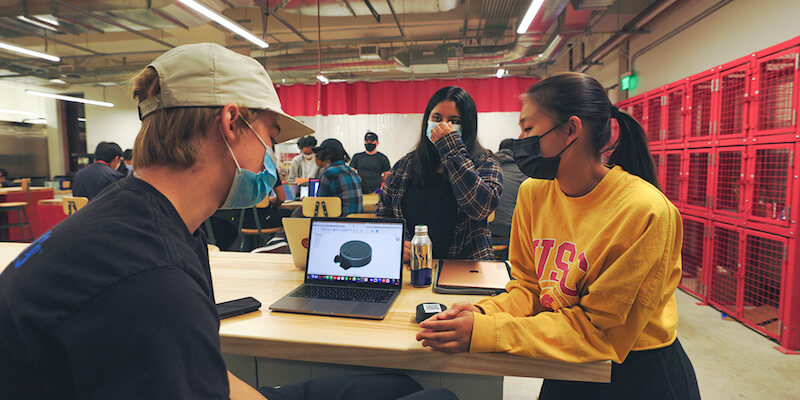 USC students working on team projects in the Baum Family Maker Space in USC Viterbi’s Freshman Academy Renovation class (Photo/Daniel Ragussis)