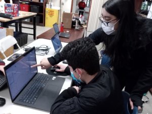 USC Viterbi student and FIRST Robotics mentor Joy Uehara helps student from Team 691 learn computer-aided design during their 2022 season. PHOTO/JOY UEHARA.