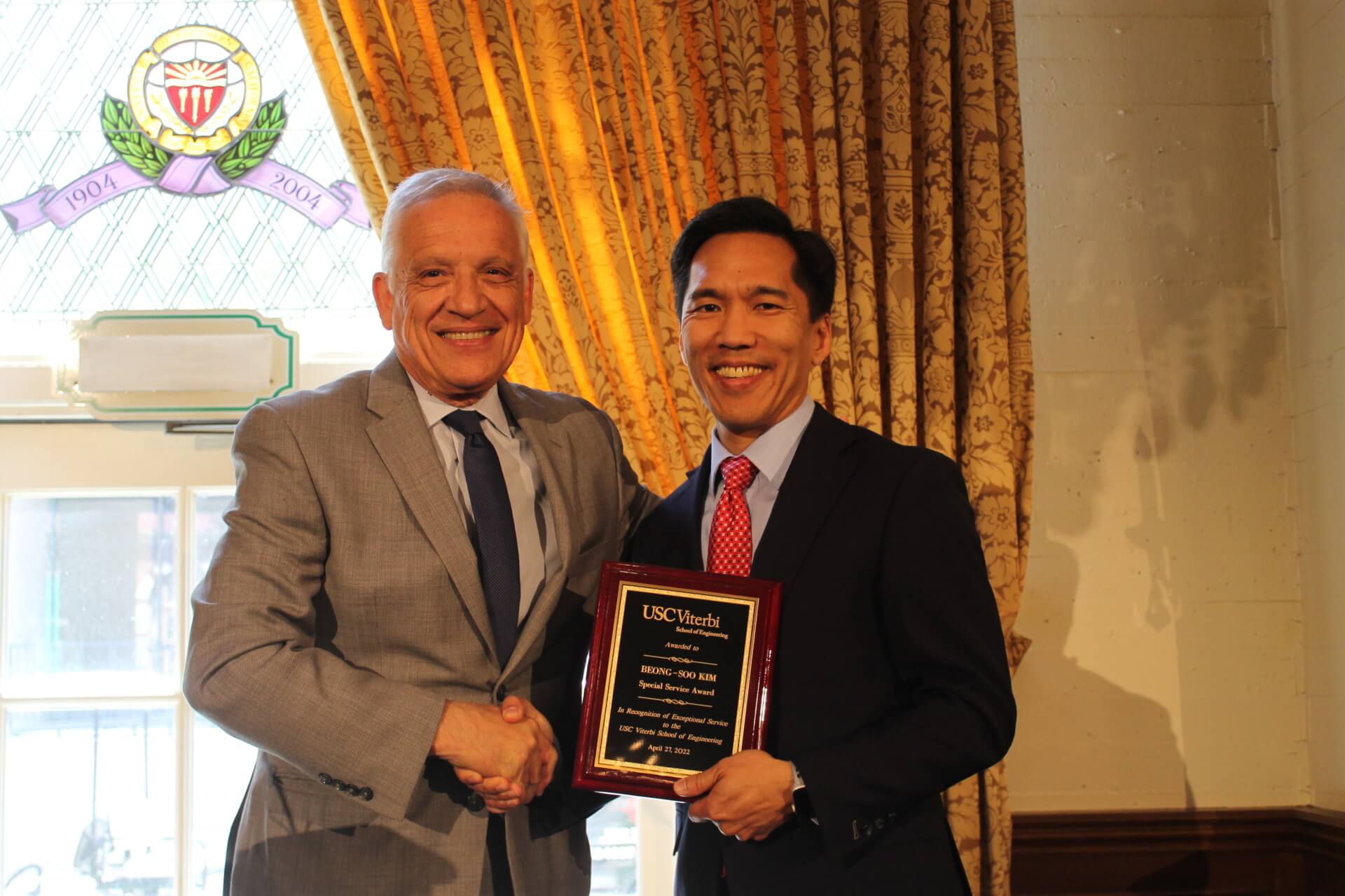 Dean Yannis C. Yortsos and Awardee Beong-Soo Kim (Photo/ Benjamin Paul)