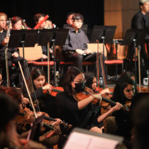 Claire Wu plays violin within the USC Student Symphony Orchestra