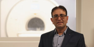 Prof. Mahdi Soltanolkotabi with a low-field MR machine in the USC Dynamic Imaging Science Center. (USC Photo/Xenia Xu)