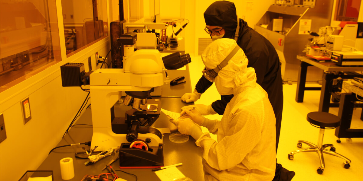 A ME Commons Scholars Program student receives instruction in the cleanroom