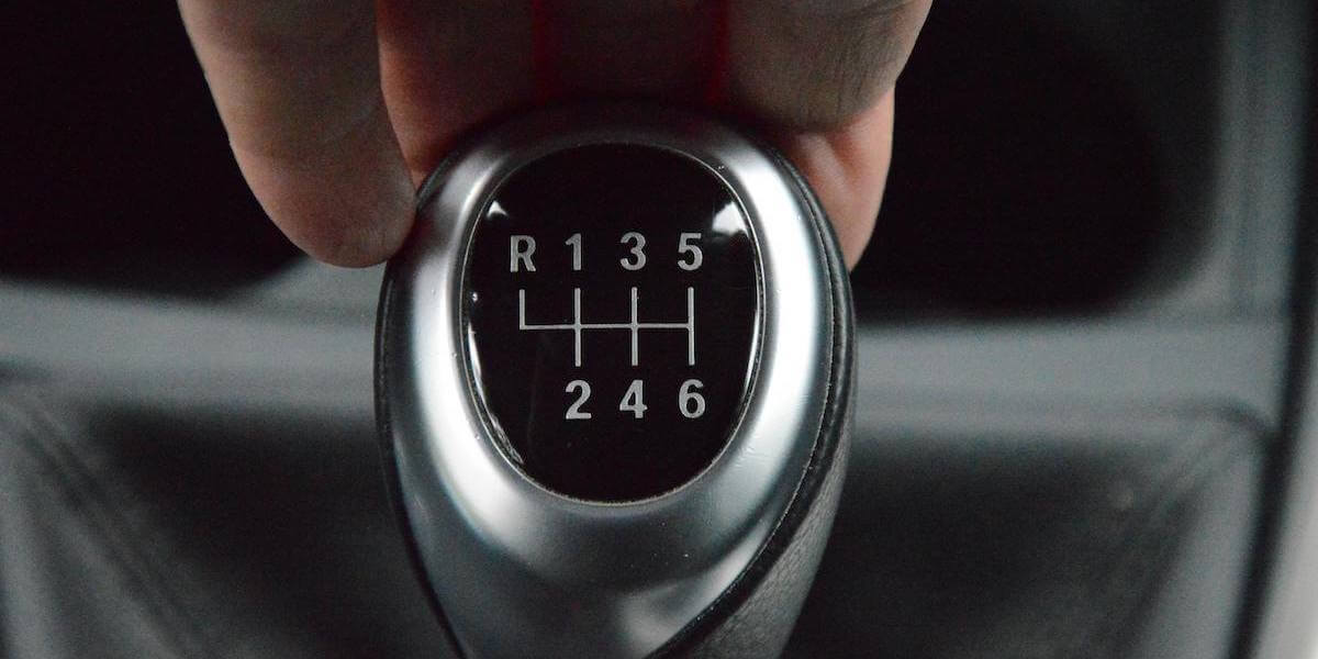 A manual gearstick. Image/Ulrick Trappschuh