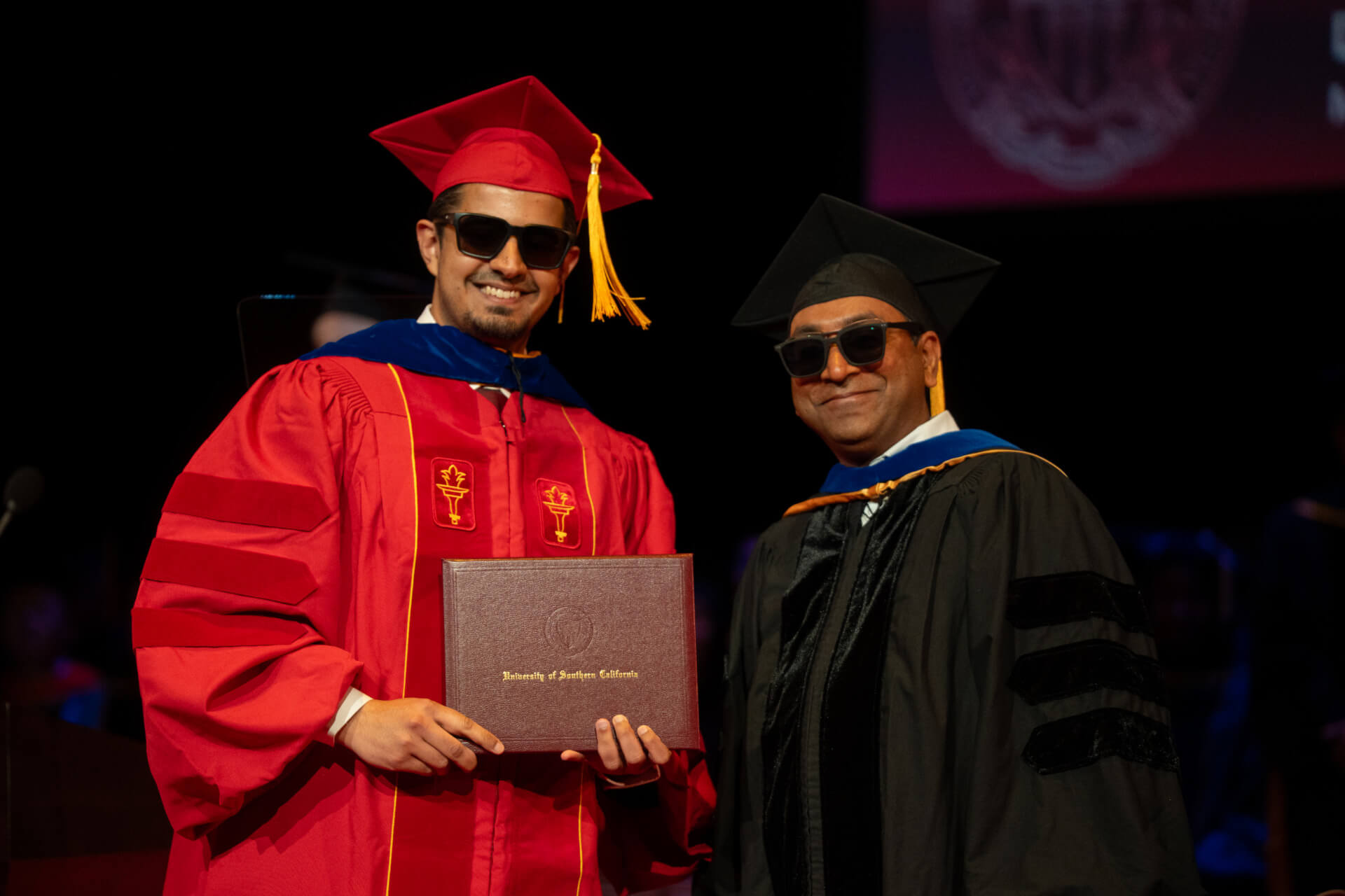 Student and advisor have fun on stage by wearing sunglasses. (Photo/Magali Gruet)